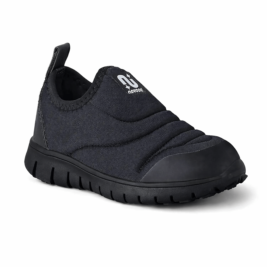 Tênis infantil casual preto com detalhes em verde e logotipo branco, vista lateral